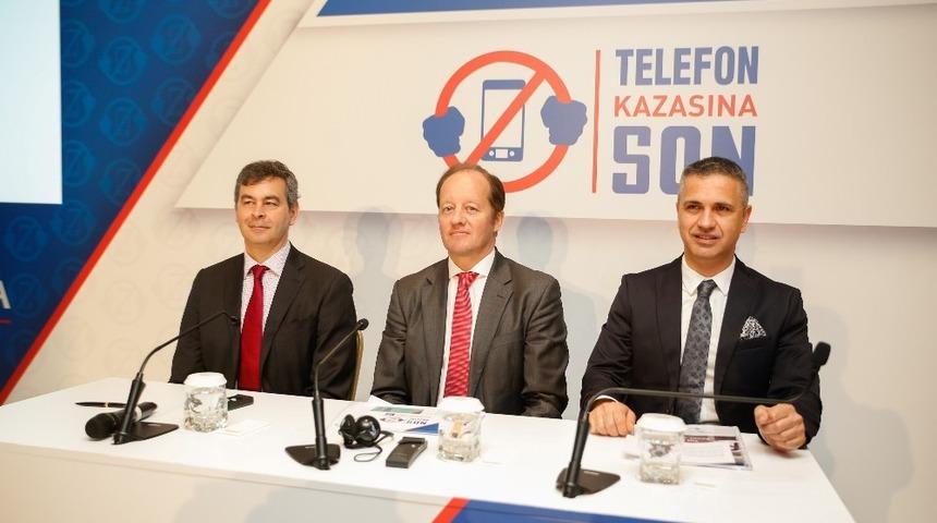 Otomobil kullanırken yola değil, mobil telefonlara bakılıyor