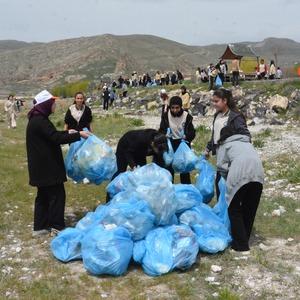 Van Gölü sahilinde öğrenci ve vatandaşlardan temizlik