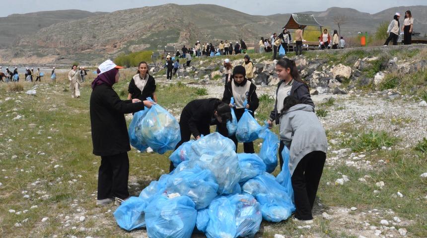 Van Gölü sahilinde öğrenci ve vatandaşlardan temizlik
