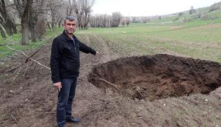 Yer: Sivas! Tarlada 7 metre çapında obruk oluştu