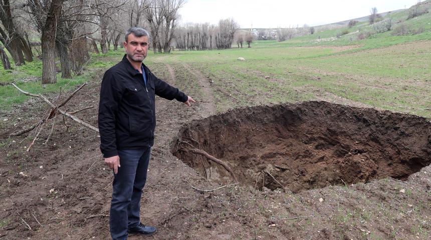 Yer: Sivas! Tarlada 7 metre çapında obruk oluştu