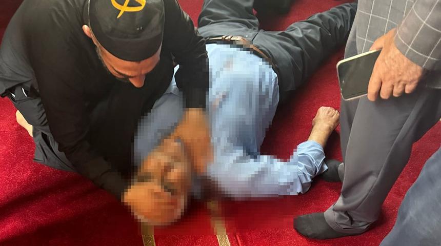 Yer: Mardin! Camide namaz kılarken bıçaklandı