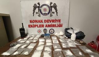 İzmir'de kovalamaca sonucu uyuşturucuyla yakalanan 2 şüpheli tutuklandı