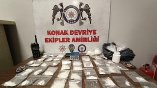 İzmir'de kovalamaca sonucu uyuşturucuyla yakalanan 2 şüpheli tutuklandı