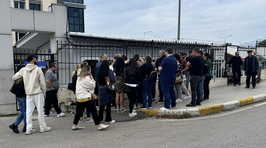 Antalya'da otomobil park halindeki kamyonete çarptı, sürücü hayatını kaybetti