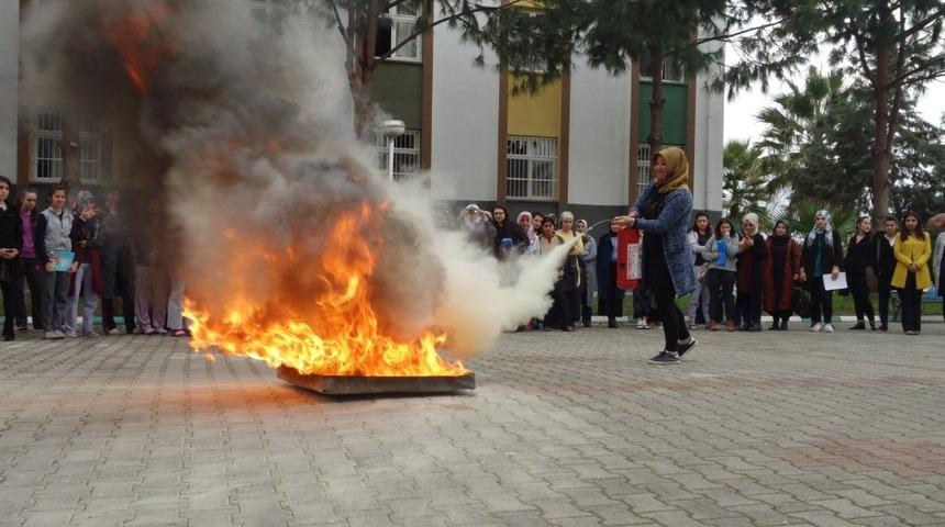 &Uuml;niversite &ouml;ğrencilerine deprem ve yangın tatbikatı