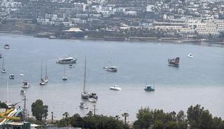 Bodrum ve Marmaris'i sağanak vurdu! Denizin rengi kahverengiye dönüştü