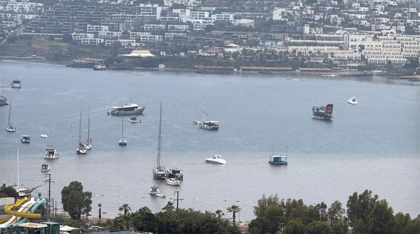 Sağanak yağış Bodrum ve Marmaris'i vurdu! Denizin rengi kahverengiye dönüştü