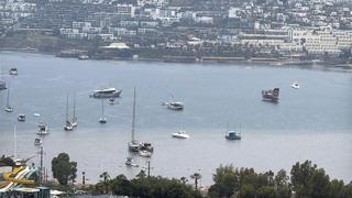 Sağanak yağış Bodrum ve Marmaris'i vurdu! Denizin rengi kahverengiye dönüştü