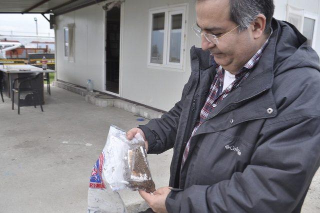 İzmir’de kaçak sigara fabrikasına baskında 1 ton tütün ele geçirildi