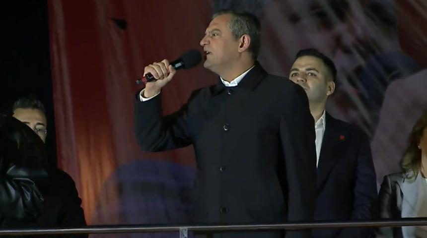 Özgür Özel'den dikkat çeken açıklamalar! "Erdoğan bugün baklayı ağzından çıkardı"