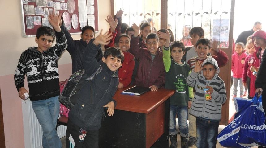 &Ccedil;ukurova Belediyesi&rsquo;nden Aladağ&rsquo;daki &ouml;ğrencilere giysi yardımı