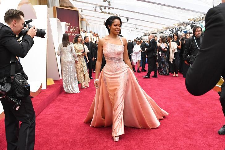 Özel bir akşamda ayağında hangisi olur?