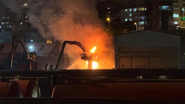 Liman sahasında yanan iş makinesi paniğe neden oldu