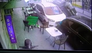 Yalova'da park halindeki araçlara çarpan cip yan yattı