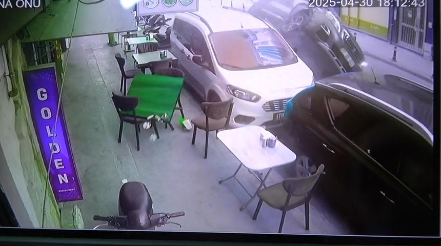 Yalova'da park halindeki araçlara çarpan cip yan yattı