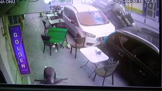 Yalova'da park halindeki araçlara çarpan cip yan yattı