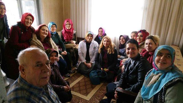 Serdivan’da ’Mahalle Gönüllüsü’ olarak evlere misafir oluyor