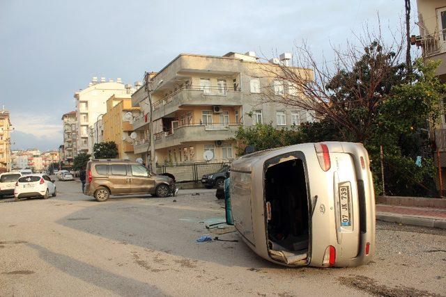 Manavgat’ta trafik kazası güvenlik kamerasına yansıdı