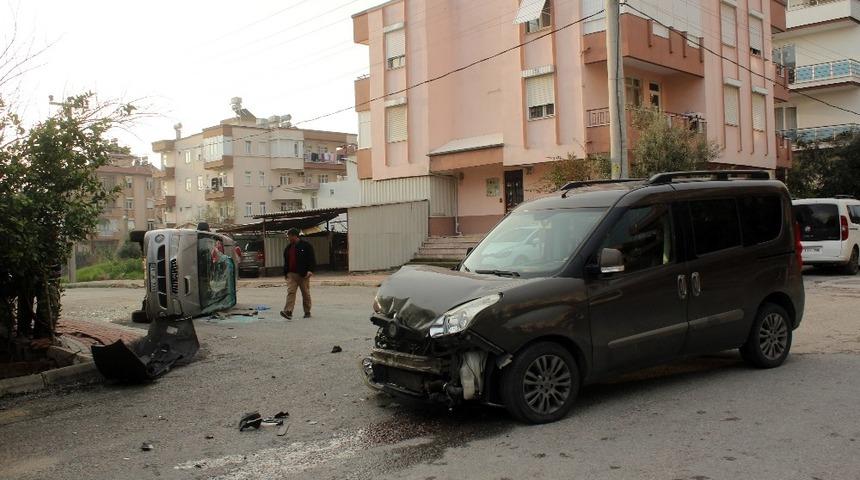 Manavgat&rsquo;ta trafik kazası g&uuml;venlik kamerasına yansıdı