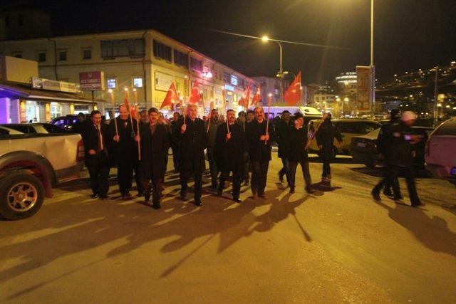 Bayburt’ta kurtuluşun 100. yılı için fener alayı yürüyüşü gerçekleştirildi