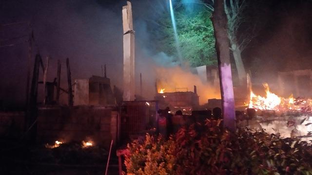 İstanbul'da büyük yangın! Yan yana bulunan 6 restoran bir anda küle döndü