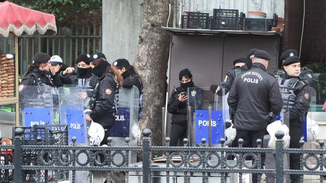 ISTANBUL---BESIKTAS’TA-BAZI-YOLLAR-TRAFI_687943_203848