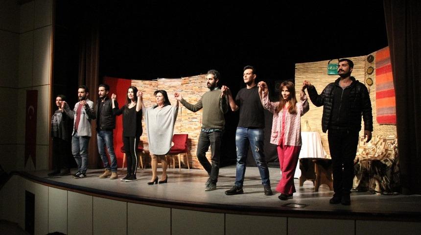 Hizan&rsquo;da "Sahte Cennet" adlı tiyatro oyunu sahnelendi