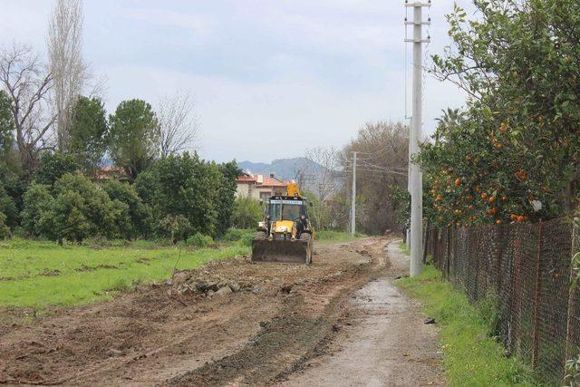 Ortaca Belediyesi kendi ürettiği malzemelerle asfaltlama çalışmalarına devam ediyor