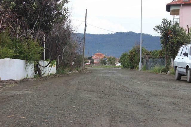 Ortaca Belediyesi kendi ürettiği malzemelerle asfaltlama çalışmalarına devam ediyor