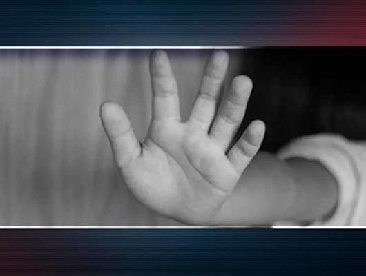 Engelli küçük çocuk doktor ve çalışanlar tarafından istismar
