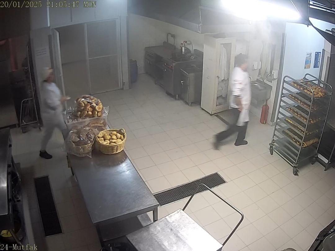 OTEL-FACIASINDA-YANGININ-CIKIS-ANI-KAMER_688080_203885