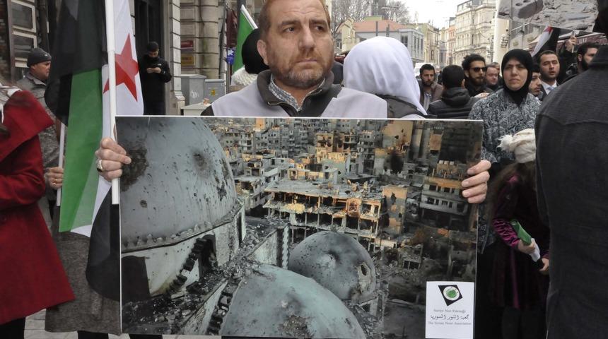 Suriyelilerden Rusya Başkonsolosluğu &ouml;n&uuml;nde eylem