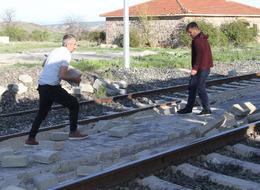 6 aydır paralarını alamadıklarını iddia eden ustalar, yaptıkları yoldaki taşları söktü