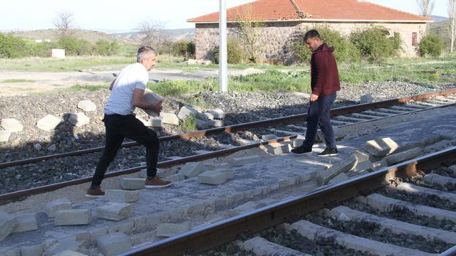6 aydır paralarını alamadıklarını iddia eden ustalar, yaptıkları yoldaki taşları söktü