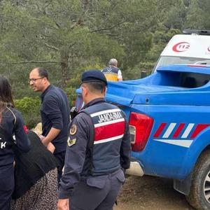 Çamura saplanan ambulansı jandarma kurtardı