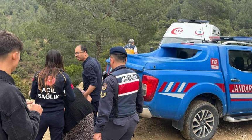 Çamura saplanan ambulansı jandarma kurtardı