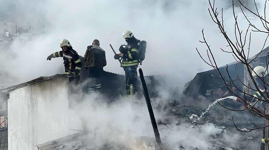 Erzurum’da korkutan çatı yangın