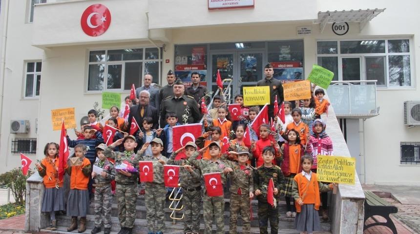 İlkokulu &ouml;ğrencilerinden askerlere mektup