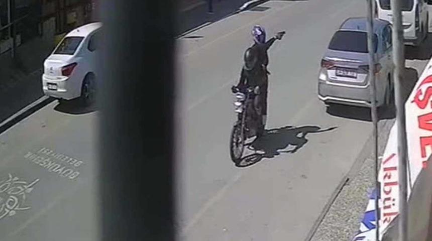 Motosikletli saldırganların iş yerini kurşunladı