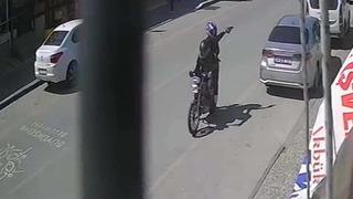 Motosikletli saldırganların iş yerini kurşunladı