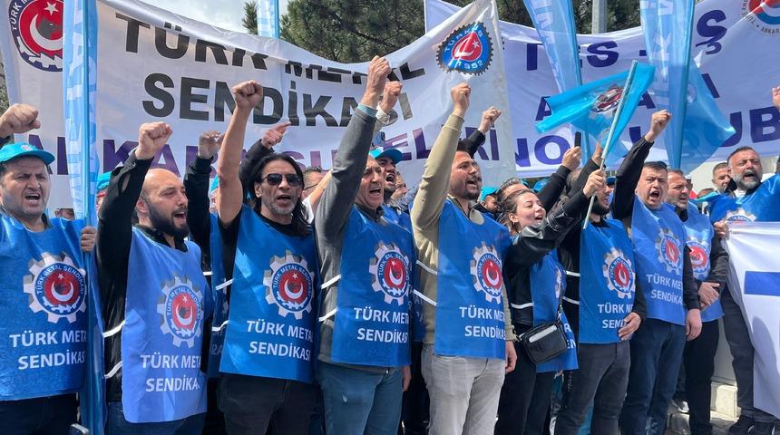 TÜRK-İŞ, 1 Mayıs'ı Hazine ve Maliye önünde kutladı: "Ortak taleplerimizi yüksek sesle dile getirmek için bir araya geldik"