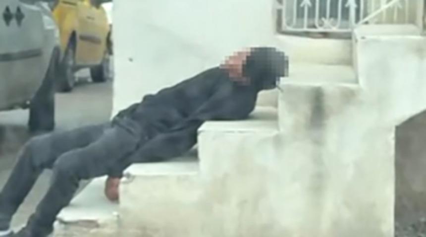 Uyuşturucu bağımlısı merdivenlerde sızıp kaldı