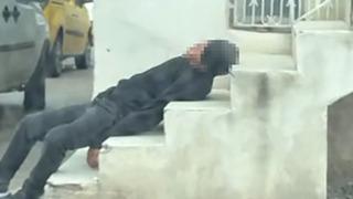 Uyuşturucu bağımlısı merdivenlerde sızıp kaldı