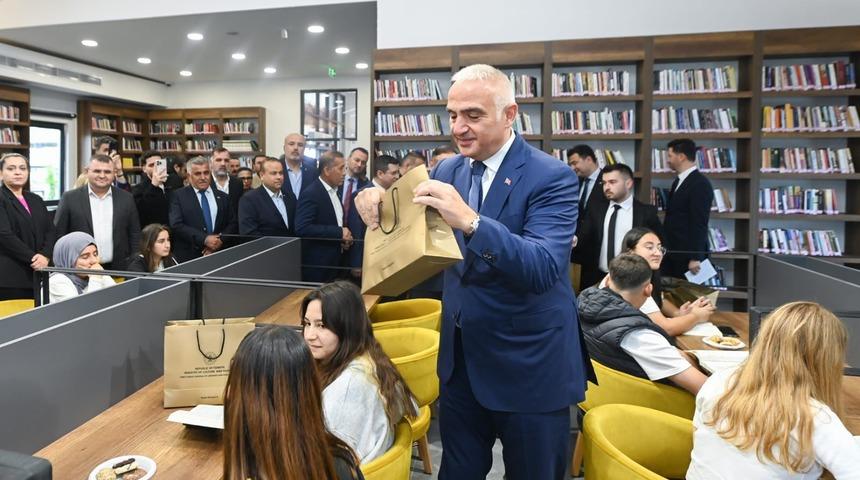 Açılışını Bakan Ersoy yaptı: Metruk bina modern kütüphaneye dönüştü