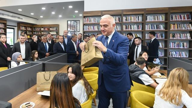 Açılışını Bakan Ersoy yaptı: Metruk bina modern kütüphaneye dönüştü