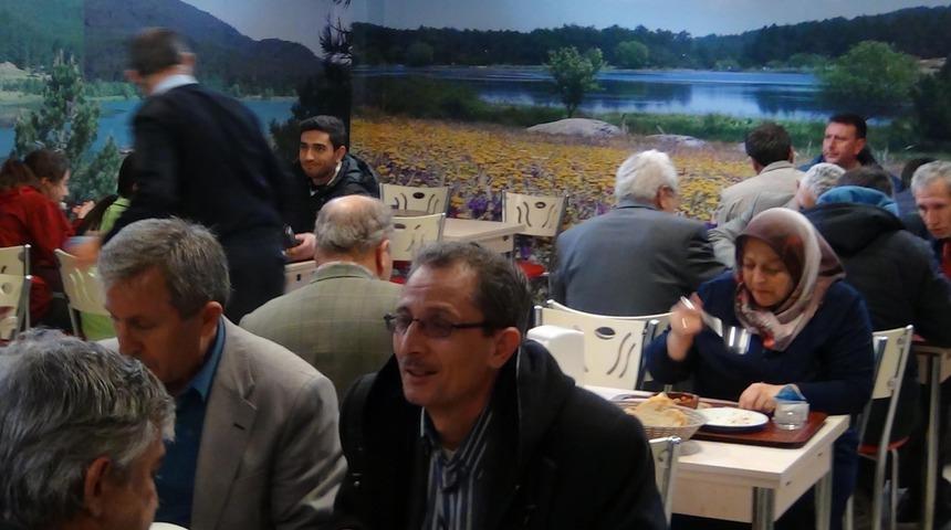 Simav'daki lokantada memura 3 &ccedil;eşit yemek 4 lira