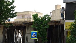 1 Mayıs'ın iki yüzü: İşçinin bayramı, iş başında geçti! Batman'da inşaat işçileri, kutlamaları çalışarak izlediler...