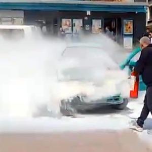 Otomobilde yangın! Çevredekiler hemen müdahale etti