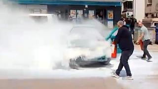 Otomobilde yangın! Çevredekiler hemen müdahale etti